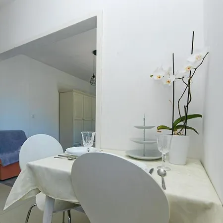 10 Apartment *